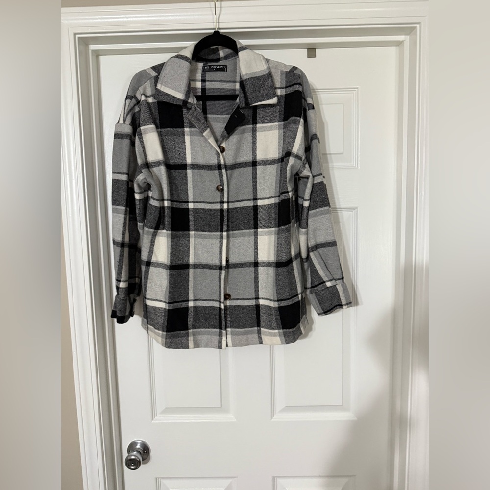 NWOT GRAY WHITE AND BLACK CHECKERED PRINT.